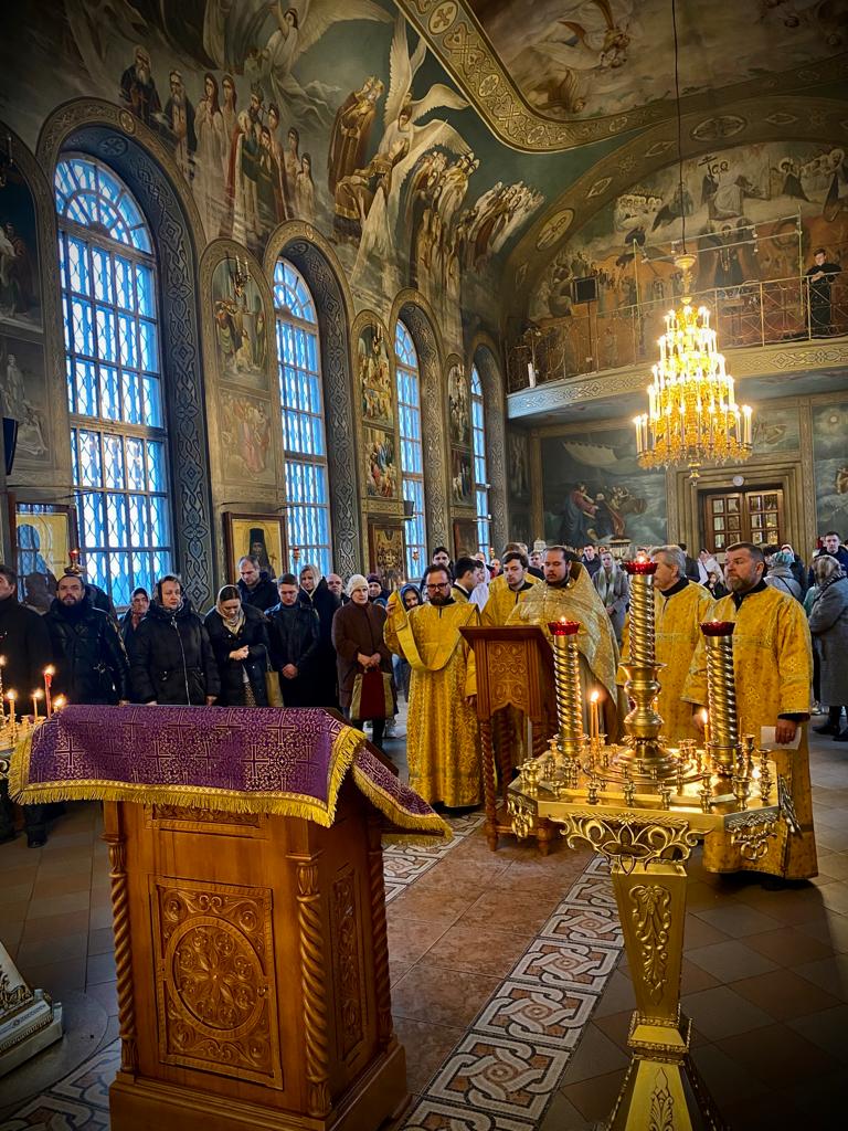 Что такое преполовение пятидесятницы в православии. Храм Преполовения Пятидесятницы. Преполовение Пятидесятницы 2024. Преполовение Пятидесятницы 2024 год. Самая красивая картина Преполовение Пятидесятницы.